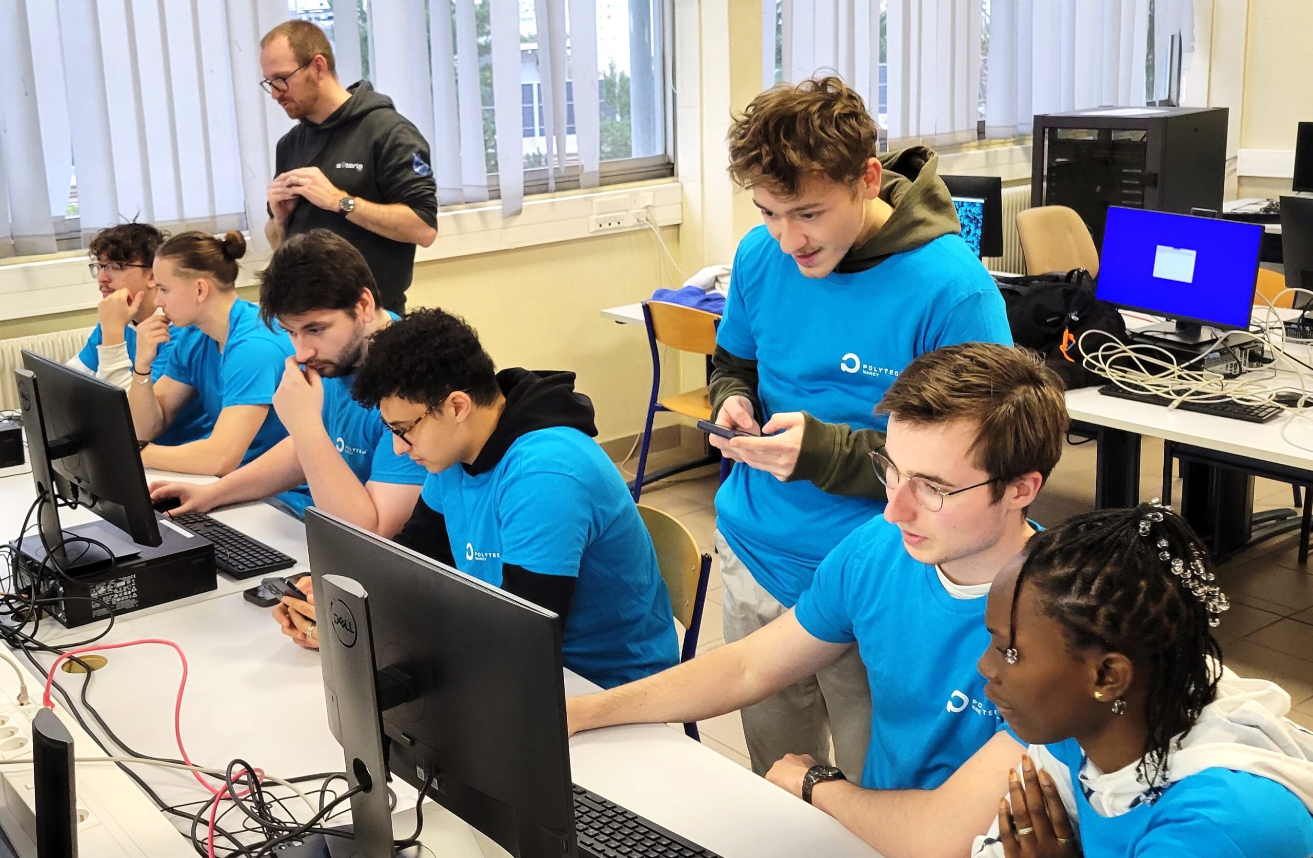 Etudiants Polytech Nancy travaillant sur le Cyber Range