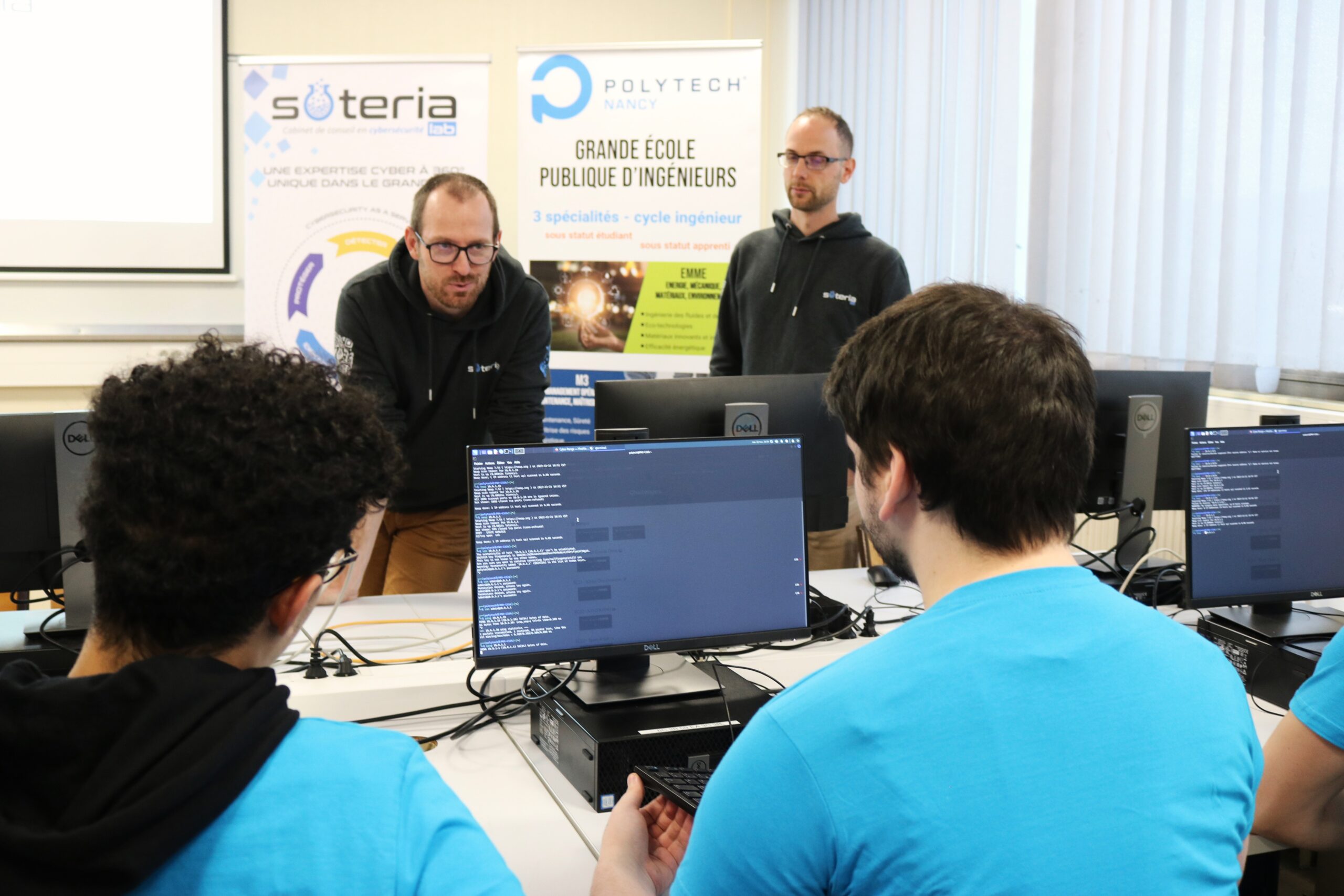 Dirigeants Soteria Lab expliquant le Cyber Range aux étudiants